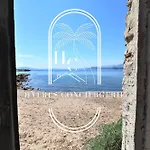 Plage Des Oursinieres Pieds Dans L'eau Plage-parking-wifi By Hc *